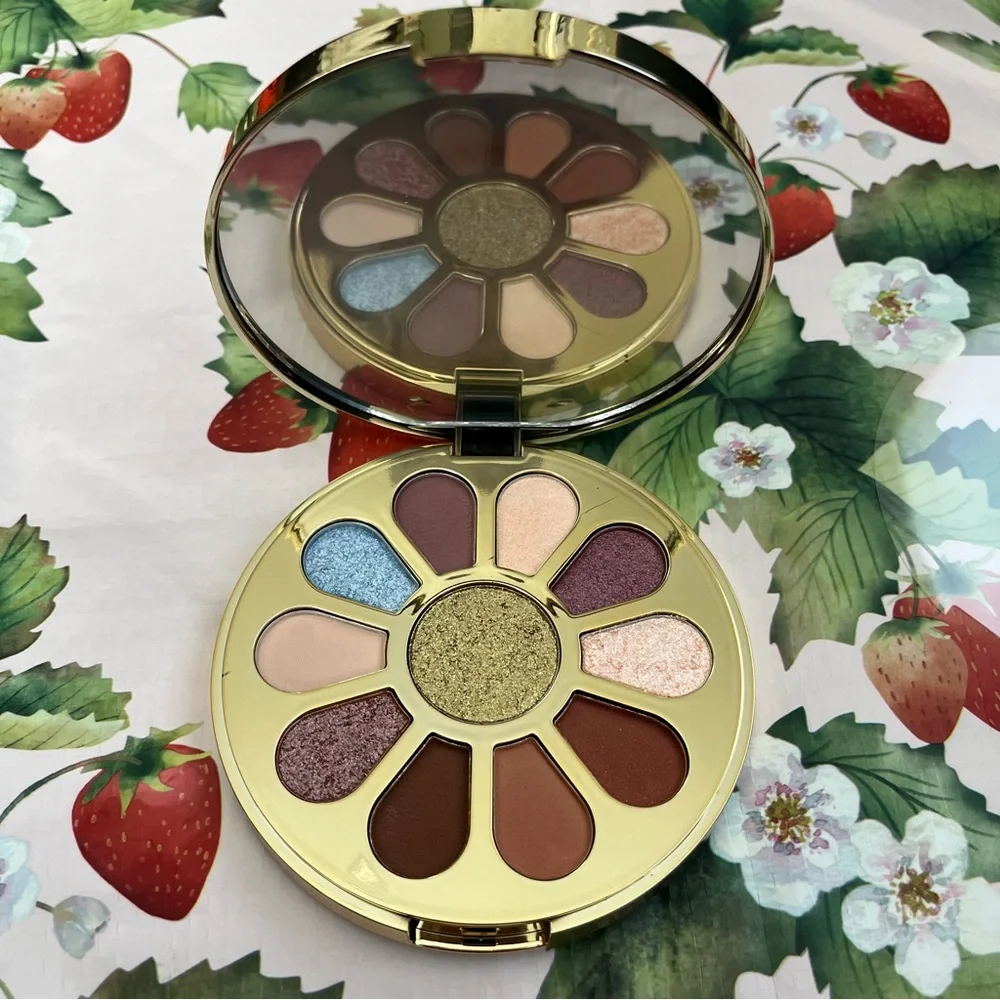 Pink Glitter Snow Globe Circle Eyeshadow Palette with 11 Colors - NIB